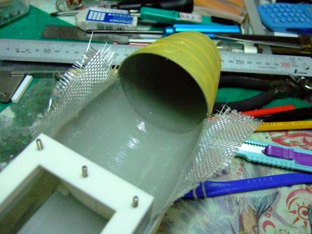 船身貼上細玻璃纖維編織紗布